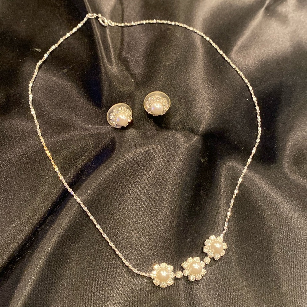 Sparkling necklace and earring set